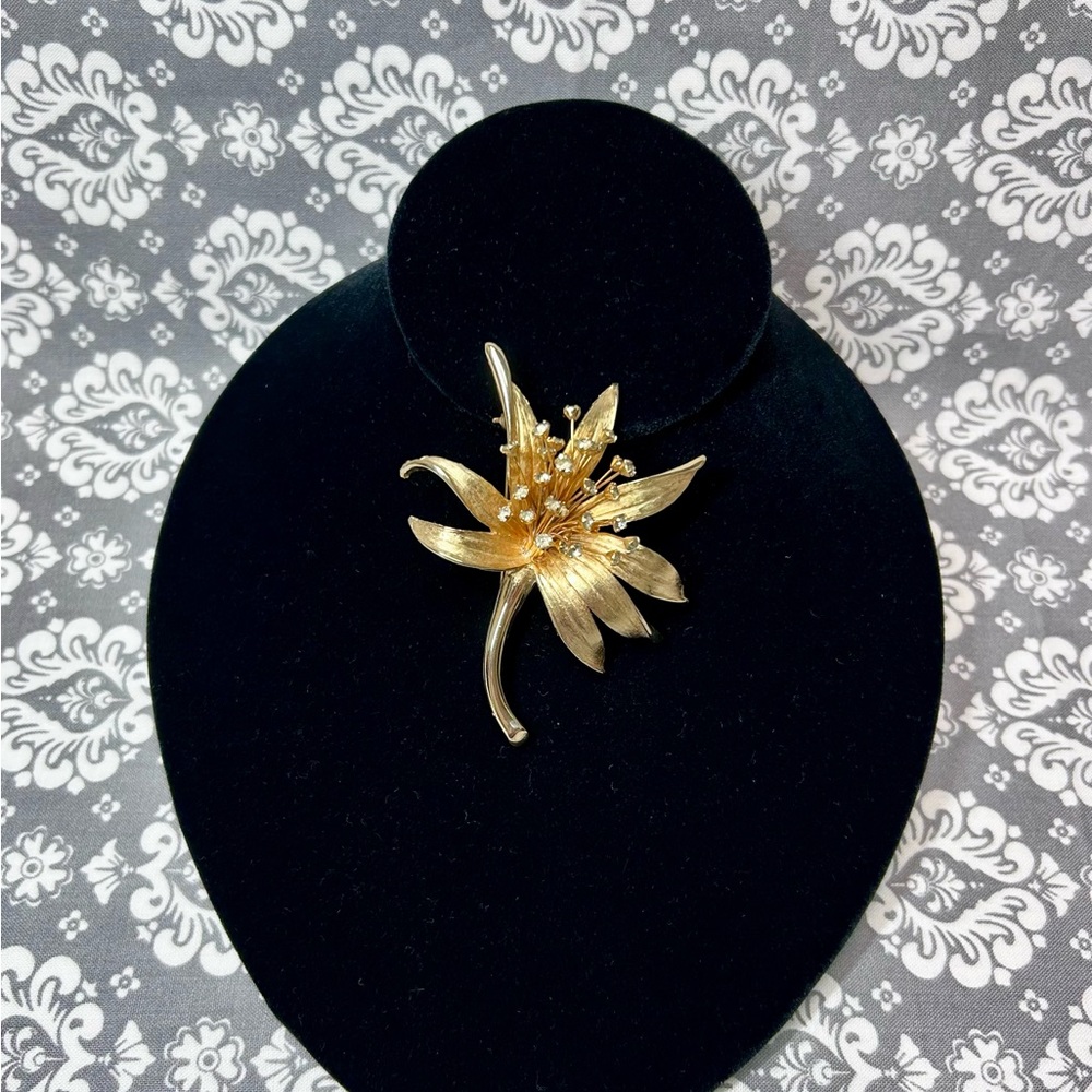 Beautiful Judy Lee Gold Tone Flower Brooch Prong Set Clear Rhinestones